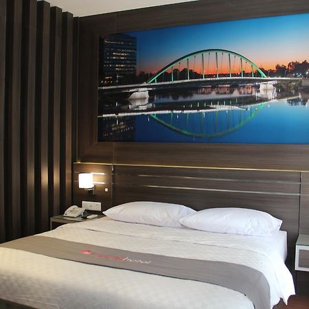 Neotel Hotel City Centre Tanjung Redep Exterior photo